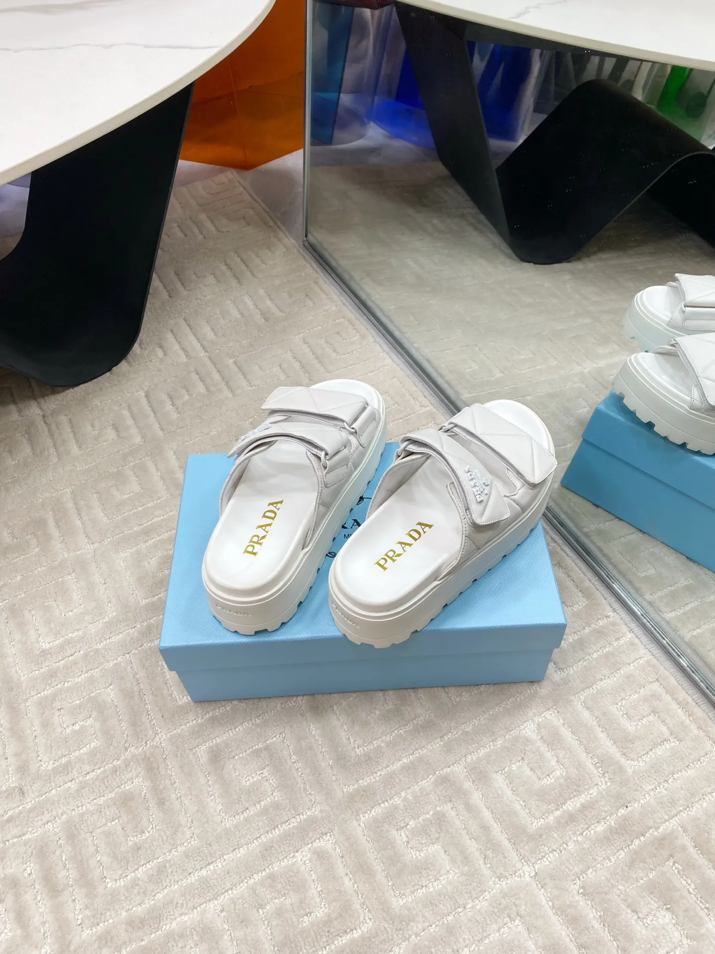 👟👟Ex-factory price 580👟👟 Prada Prada 2025 spring and summer new sandals Roman thick-soled Velcro sandals slippers The latest catwalk style, classic upgrades Comfort and fashionability coexist Each color combination looks good, and the design matches different style needs Upper: Original customized cowhide Lining: Original customized sheepskin lining, cowhide Foot pads Outsole: Original open-molded anti-slip outsole Shoe size: 35-40
